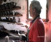 Atilio carries the tradition of his family, producing ceramics the same way his parents did, in Mina Clavero, a small village in the mountains west of Córdoba. Interestingly, and unknown to me at the time of this interview (2001), a crew from the Art Department of the University of Córdoba had filmed Atilio´s parents Alcira and Jesus Tómas at work, in 1965. This black and white documentary by Raymundo Gleyzer allows a rare window into the past, and a nice counterpart to the present movie. At