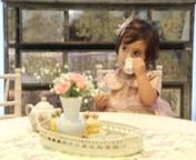 Luísa com toda a sua delicadeza amou tomar chá nas xícaras de porcelana. nE a família toda ficou babando na caçulinha!nnFotografia: Camila CouranDecoração: Le Couple