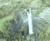 La cascada de Gujuli (o Goiuri) es un salto vertical de más de 100 m de altura que tiene el arroyo Oiardo cerca de la localidad de Gujuli, en el municipio de Urcabustaiz en la provincia de Álava (España), unos 30 km al noroeste de Vitoria-Gasteiz, en la carretera que une Orduña con Murguía.nnEl caudal de la cascada es prácticamente nulo durante el verano, siendo las mejores épocas para disfrutar de ella la primavera y el otoño.nnCuenta la leyenda que en Goiuri/Gujuli vivía, a orillas de