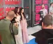 Vanessa Hudgens and Stella Hudgens taking pictures on the red carpet at the 2015 MTV VMAs