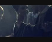 Vídeo da Campanha de inverno da Prada com a modelo Angela Lindvall cantando Fever.