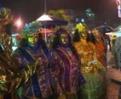 En Guadeloupe, un carnaval rythmé par les danses endiablées des tamboursnnParmi les plus beaux carnavals du monde, il y a aussi celui de Guadeloupe. Après la Guyane en début de semaine, celui-là existe depuis le 17e siècle. Il est célèbre pour ses costumes magnifiques et ses danses très rythmées au son des tambours.nnRédactrice Ani BasarnJRI - monteur Alexandre Rémondnmars 2017