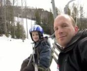 Texte rédigé par mon épouse au printemps 2010 pour expliquer le parcours de Renaud:n______________________________________________________________nMon chum vient de réaliser un vidéo sur la saison de ski du schtroumpf (lien en fin d&#39;article). Enfin, « saison », c’est un bien grand mot, il a dû l’emmener quatre ou cinq fois! Et, en si peu de temps, il faut bien dire que les progrès sont spectaculaires! Quand on a regardé le film, on s’est dit : « personne ne va jamais croire qu