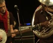 neděle 19. března 2017 v Divadle u Hasičů na Vinohradech - Jazz Meets WorldnNewyorská kapela Hazmat Modine se pohybuje na pomezí jazzu a blues. Basová tuba připomíná pouliční černošské kapely, 2 foukací harmoniky odkazují k bluesovým kořenům. Hazmat Modine spolupracovali s hrdelními zpěváky ze Sibiře, s africkou jazzovou dechovkou Gangbé Brass Band, ale také s vysoce ceněným komorním ansámblem Kronos Quartet.nWade Schuman - zpěv, harmonika, Randy Weinstein - ha