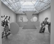 此视频记录了艺术家卡罗尔·波维（Carol Bove）现于卓纳巴黎空间展出的全新创作的钢质雕塑。此次展览展出了她喷砂不锈钢的雕塑以及彩色的壁挂作品，此前于2021年，艺术家在达拉斯纳什尔雕塑中心和纽约大都会艺术博物馆举办了广受赞誉的个展，这也将是波维在2010年于巴黎东京宫举办了“拉法耶特奖”的项目之后在巴黎的首次个人展览。nn在画廊的主展厅，呈现了艺术家用