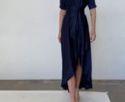 Ferna to unikatowa, asymetryczna sukienka z krótszym przodem. Wykonana z połyskującego materiału. Jest w głębokim odcieniu indygo, który balansuje między niebieskim a fioletowym.