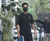 Dulhe raja Varun Dhawan spotted for the THIRD time at a production house with a script in hand. Kartik Aaryan keeps it casual at the airport. Kartik had shared Dhamaka&#39;s first poster in last month. The film will see the star playing the role of a journalist who covers a terror attack in Mumbai. The Sonu Ke Titu Ki Sweety star ask paps’ view on the first look. Post his arrival in the city, the actor paid a visit to director Karan Johar at his residence last night. Ranveer Singh looks dapper fro