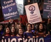 Her yıl 8 Mart Dünya Kadınlar Günü&#39;nde İstiklal Caddesi&#39;nde düzenlenen Feminist Gece Yürüyüşü bu yıl da valilik kararıyla yasaklandı. Önceki yıllardan farklı olarak polis bu yıl 1 Mayıs refleksi göstererek İstiklal Caddesi&#39;ne çıkan bütün sokakları, Taksim Meydanı&#39;nın tamamını Gezi Parkı&#39;nı çevreleyerek sabah saatlerinden itibaren abluka altına aldı. nSıraselviler Caddesi&#39;ni dolduran feministler İstiklal Caddesi&#39;ne doğru yürümeye çalışsa da polis engel
