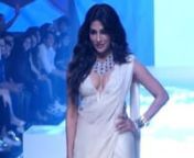 Chitrangda Singh sets temperature soaring as she sizzles in a sensuous drape with exquisite jewellery #Throwback The ‘Desi Boyz’ fame glittered in an off white six-yard with sequined border. The saree was paired with a heavily embroidered blouse by Isha and extravagant jewellery from Jewels by Queenie Singh. Chitrangda Singh set the ramp on fire at the Bombay Times Fashion Week 2019. With dewy makeup, wavy tresses and pencil heels, the actress had the audience in awe of her. This is a perfec