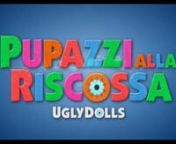 Pupazzi alla Riscossa - UglyDollsn( UglyDolls )nnPupazzi alla Riscossa - UglyDolls, il film diretto da Kelly Asbury, è un&#39;avventura animata ambientata a Uglyville, un mondo fantastico e pieno di colori, in cui bizzarri pupazzi dall&#39;aspetto mostruoso: Moxy, Mandy, UglyDog, Lucky Bate e Ox, si misurano con la loro diversità e il loro aspetto non proprio affascinante.nMoxy (voce italiana di Federica Carta), con il suo sorriso a tre denti, è una vera e propria forza della natura, vivace, curiosa