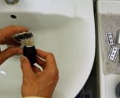 Vedligeholdelse af barberskraberennnHver uge anbefaler vi en grundig rensningnnSkil skraberen ad.nSkyl skraberen under lunkent vand.nBrug en blød børste (dyb den evt. i sæbevand), for at rense alle skraberens dele. Ved at bruge en tandbørste kommer du lettere ind i alle kroge og hjørner af barberskraberen.nTør omhyggeligt alle delene i et rent håndklæde.nStil skraberen tilbage i stativet.nn nnOmtrent hver måned anbefaler vinnSkil skraberen ad og rengør alle 3 de