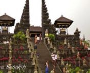 Climbing the Gunung Agung. (2011)nnLe Pura Besakih est le complexe religieux le plus majestueux et imposant de Bali. Surnommé par les balinais