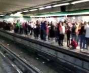 A group of commuters celebrated Mexican Independence Day (Día de la Independencia) with an enthusiastic Mexican Wave at the capital’s metro station.