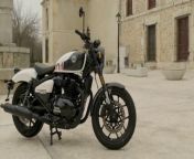 Royal Enfield Shotgun 650 is a new proposition in the premium segment and is an A2 motorcycle that focuses on neo-retro looks, pure riding experience, comfort and distinctive attitude.&#60;br/&#62;&#60;br/&#62;Price of Royal Enfield Shotgun 650: €7,387&#60;br/&#62;&#60;br/&#62;Royal Enfield Shotgun 650 is a new, impressive and unique special styling offering that expands the options in this segment. This is a retro-futuristic interpretation of this type of A2 custom motorcycle, retaining the DNA of the Indian brand but with very specific shapes and attitude.&#60;br/&#62;&#60;br/&#62;It is based on the well-known 648 cc in-line twin-cylinder platform, an engine with character that adapts to every motorcyclist&#39;s riding style thanks to its versatility and flexibility, with surprising response and torque, especially at medium revs. Its power is approximately 47 hp, close to the limit of being directly compatible with the A2 license.&#60;br/&#62;&#60;br/&#62;The exterior is where the Royal Enfield Shotgun 650 differs most from its siblings, with its body aiming to be a blank canvas and recommended for personalization and personalization enthusiasts. It has a modular design that allows you to easily adapt up to three configurations: single-seat, two-seat and Tourer with luggage space. Just turn the key and the passenger seat disappears. In terms of ergonomics, it offers a commanding, upright and comfortable riding position with your feet centered and a seat just 795 mm high. The handlebars also provide a sense of presence and control, providing a neo-retro look with the floating recliner.&#60;br/&#62;&#60;br/&#62;The suspensions stand out with their high quality, with a 43 mm diameter inverted Showa Large Piston fork with independent functions at the front, while at the rear they are based on double shock absorbers with 5-point preload adjustment. The wheelbase is 1465 mm and the center of gravity is particularly low; This allows you to easily overcome heavy traffic, travel on highways or descend winding mountain passes with stability. Large width tubeless tires were chosen for the wheels, 18” at the front and 17” at the rear, while 320 mm front disc and 300 mm rear disc were chosen for the brakes.&#60;br/&#62;&#60;br/&#62;The technological touches of the Royal Enfield Shotgun 650 are found in the LED headlamp integrated in an attractive housing, while the instruments combine analogue-digital set with Tripper navigation system and USB charging port.&#60;br/&#62;&#60;br/&#62;The 2024 Royal Enfield Shotgun 650 comes in three color options: Base (Sheet Metal Grey), Medium (Plasma Blue / Green Drill) and Premium (Stencil White). Additionally, a series of 31 original accessories compatible with this model have been designed to increase personalization possibilities.&#60;br/&#62;&#60;br/&#62;ELECTRONICS OF THE ROYAL ENFIELD SHUNT RIFLE 650&#60;br/&#62;Luces LED.&#60;br/&#62;Roaming navigation.&#60;br/&#62;&#60;br/&#62;Source: https://www.motorbikemag.es/motos-marcas-modelos/marca/royal-enfield/