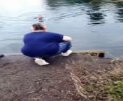 A mother goose had to be rescued after getting her feet tangled in fishing wire at Brooklands Lake in Dartford.