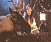 Prancer 1989 Full - Best of Old Movies&#60;br/&#62;Jessica, the daughter of an impoverished farmer, still believes in Santa Claus. So when she comes across a reindeer with an injured leg, it makes perfect sense to her to assume that it is Prancer, who had fallen from a Christmas display in town. She hides him in her barn and feeds him cookies, until she can return him to Santa. Her father finds him and decides to sell him to the butcher, not for venison chops, but as an advertising display.