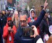 This GUY!!! Scott Lobaido gets arrested again for throwing pizza at NYC city hall.&#60;br/&#62;#ScottLobaido &#60;br/&#62;#NYC&#60;br/&#62;#PizzaThrowing&#60;br/&#62;#CityHallArrest&#60;br/&#62;#ViralNews&#60;br/&#62;#BreakingNews