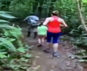 Family walks through jungle and gets a surprise from the jungle man en espa
