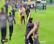 WATCH: Oleksandr Zinchenko intervenes when guard stops fan rushing the field from never stop v in cyberpunk